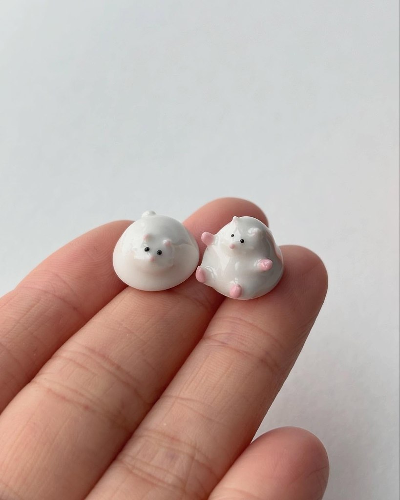      :3