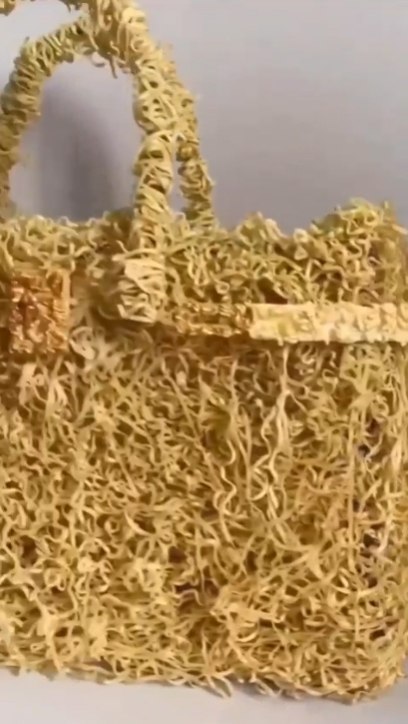 Аксессуар для элиты: дизайнер представил сумку, полностью сделанную из лапши быстрого приготовления
