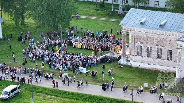 Дошли! Село Великорецкое встречает паломников крестного хода. Источник: МЧС России по Кировской ... - 3
