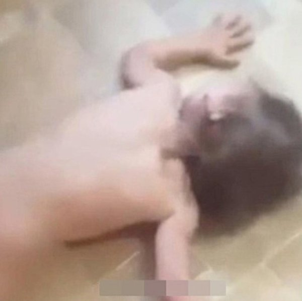 Мать обвинена в домогательстве к маленькой и массовом распространении видео материала. Молодая ...