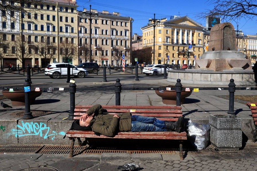 Поиск.Ни слова, ни строчки, день катится мимо,Весна на пороге, в душе пустота.Всё стало несрочным, я ...