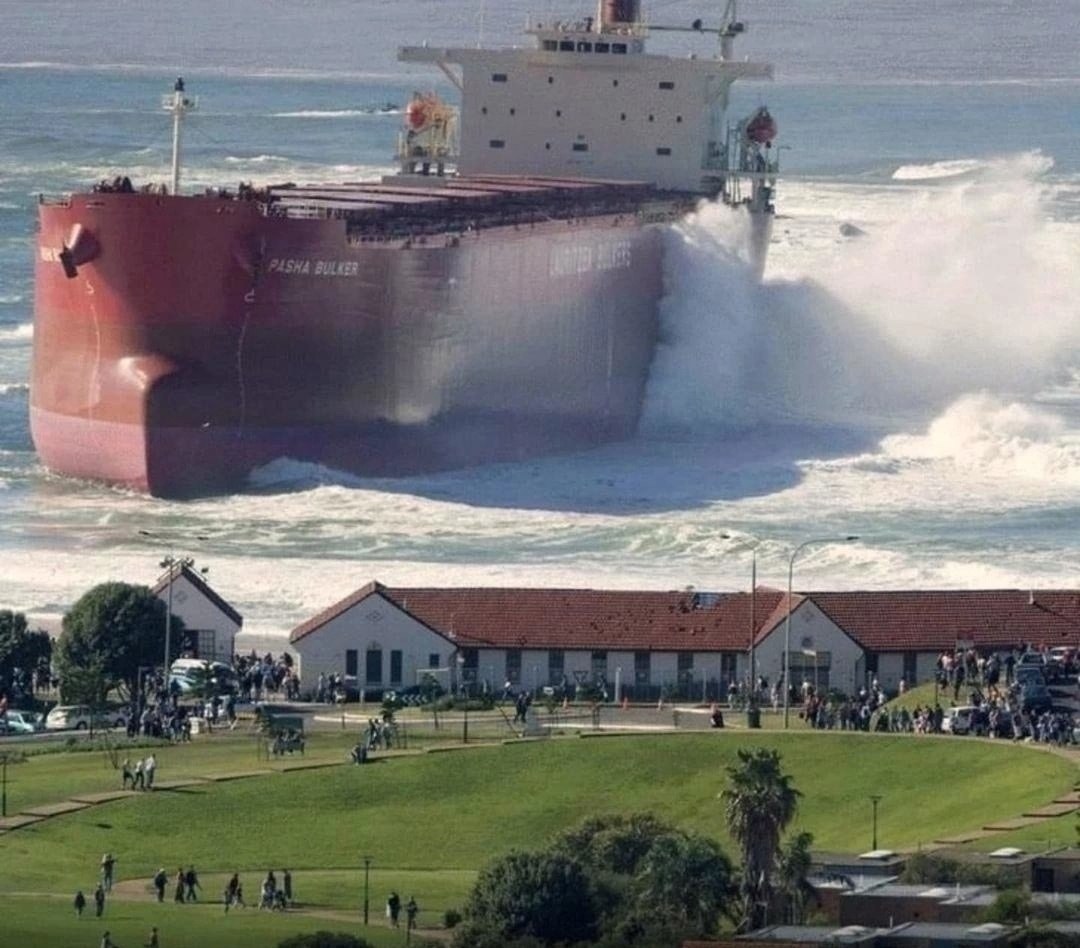 Это одна фотография. Утром 8 июня 2007 года сухогруз «Pasha Bulker», принадлежащий японской ...