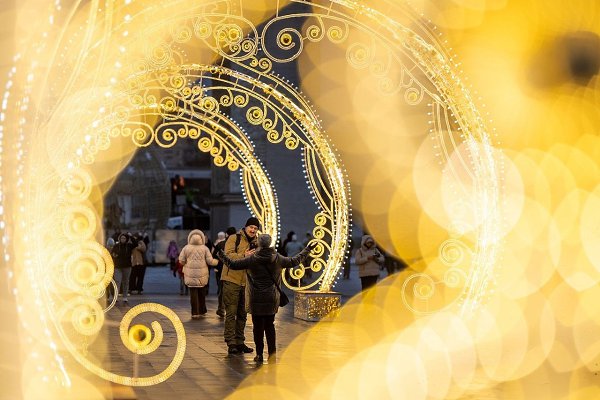 Атмосфера праздника царит и на ВДНХ! Территорию выставки украсили к Новому году, установив ели, ... - 2