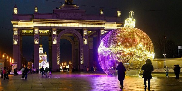 Атмосфера праздника царит и на ВДНХ! Территорию выставки украсили к Новому году, установив ели, ... - 4