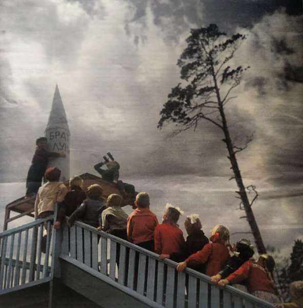 1964 год. Детская космическая площадка. Фото из журнала "Огонёк".