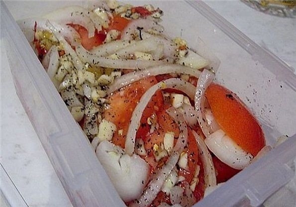 Закусочка вкусная.Ингредиенты:Свежие помидоры - 0,5 кг. или 4 средниеЛук репчатый - 1 головкаДля ...