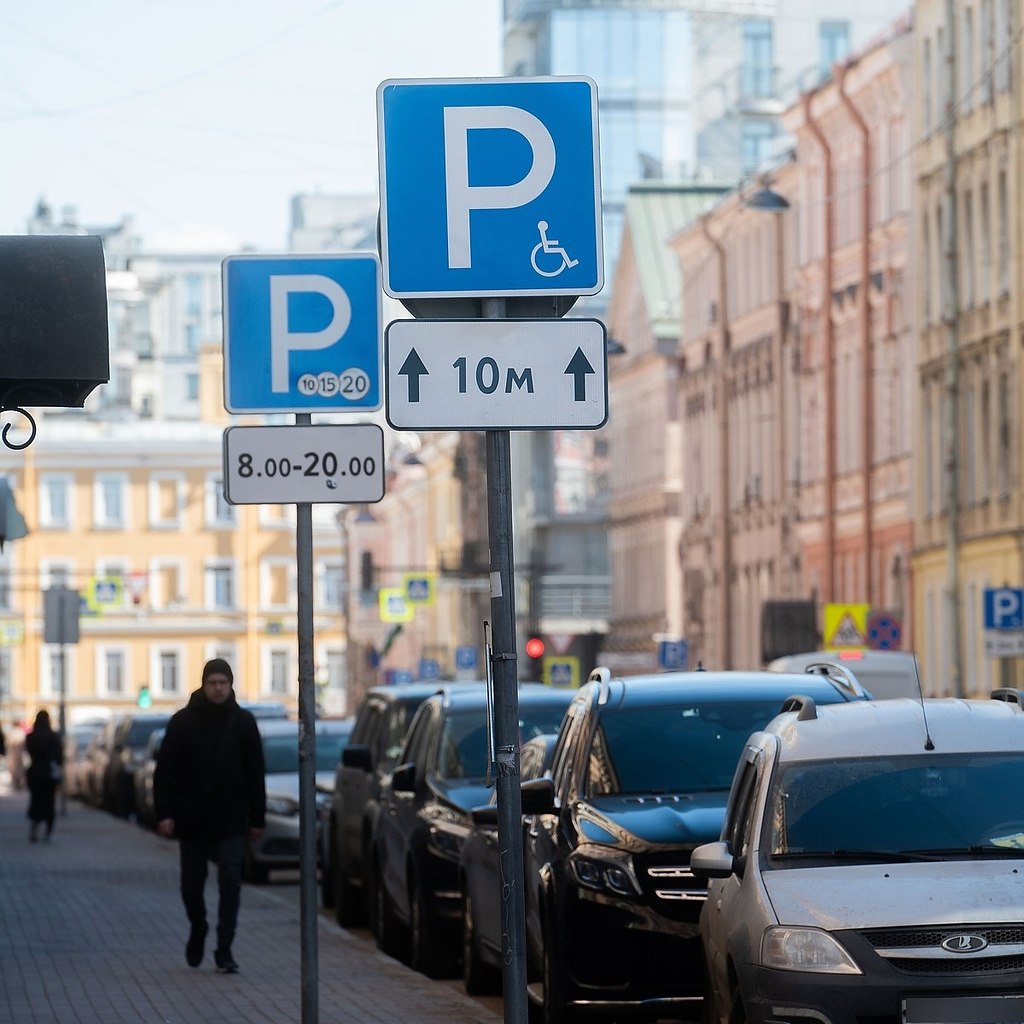 В Петербурге меняют цены на платные парковки – теперь тарифы будут плавающими.Смольный решил, что ...