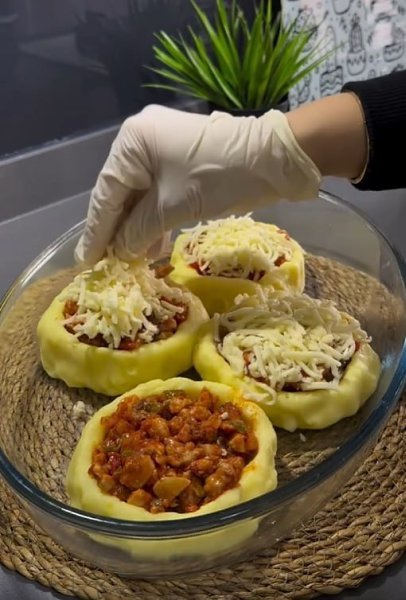 Гнезда из картофельного пюре с куриным соте.Для картофельного пюре: • 3 картофелины • 1 столовая ... - 4