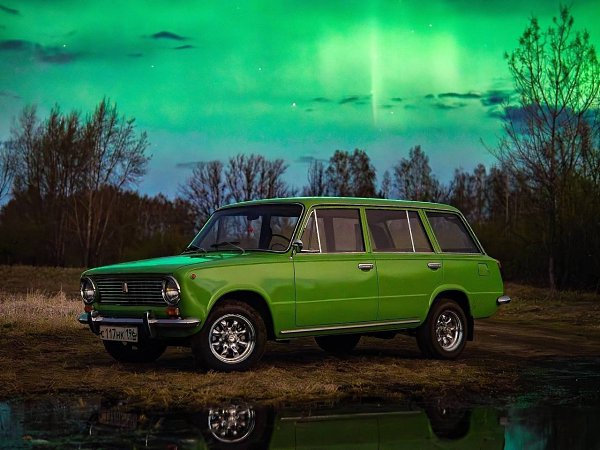Житель Тюмени воспользовался случаем и устроил своим «Жигулям» фотосет на фоне сияния. - 2