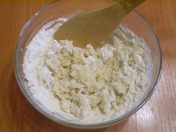 Заварное тесто для вкусных вареников.Доведите воду до кипения. Муку смешайте с солью и маслом. ... - 4