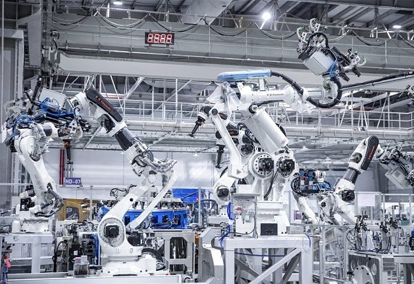 Это умный завод, который совместно запустили Changan и Huawei в Китае. На нем трудятся 1400 роботов, ...