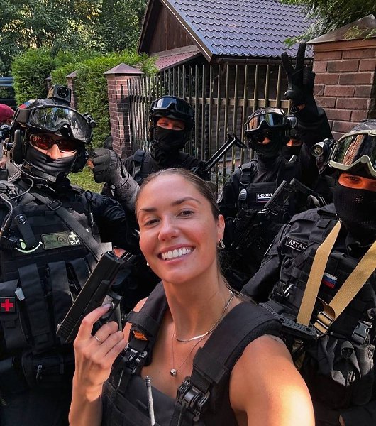 Уникальные кадры: Агата Муцениеце приехала к дому Павла Прилучного, чтобы получить алименты. ...