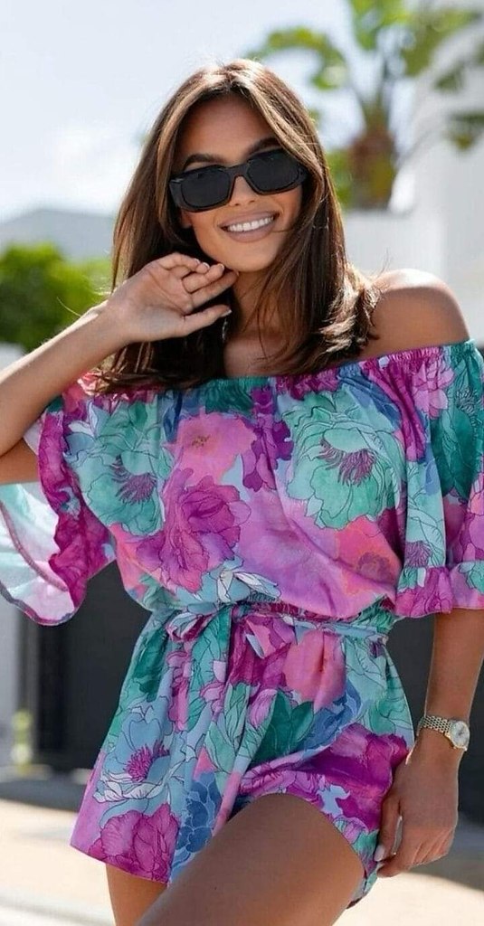 Как сложно и просто в хорошее верить! От мелких обид свою память беречь, Учиться с улыбкой ...