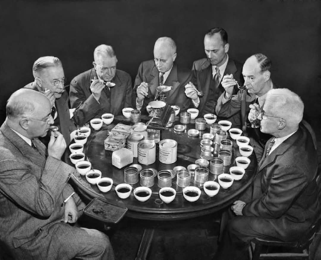 :) На этом историческом фото 1947 года запечатлено собрание профессиональных «титестеров» США за ...