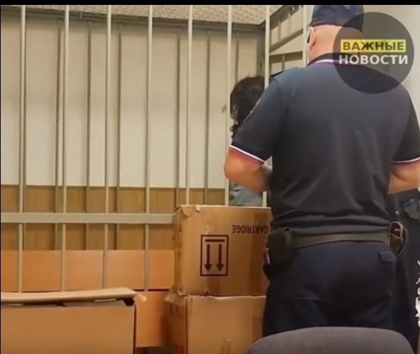 Девушку взяли под стражу после того, как она родила в подъезде, перегрызла пуповину и оставила ...