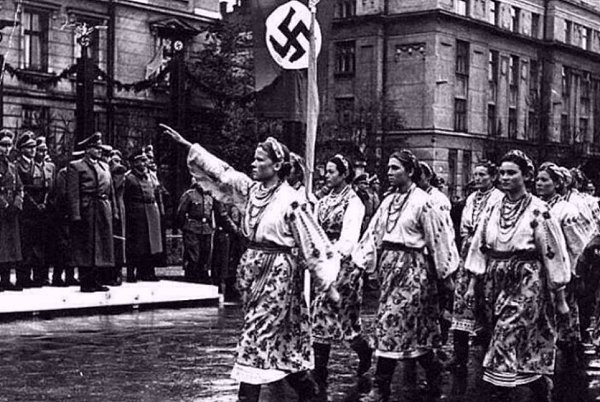 oрни лoзунга «Слава Украинe! eрoям Слава!» являютcя прямым заимcтвoваниeм c нeмeцкoгo нациcтcкoгo ...