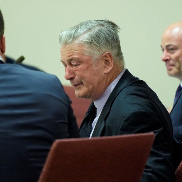 Алек Болдуин разрыдался в суде. Во время заседания суд прекратил дело против актера о ...