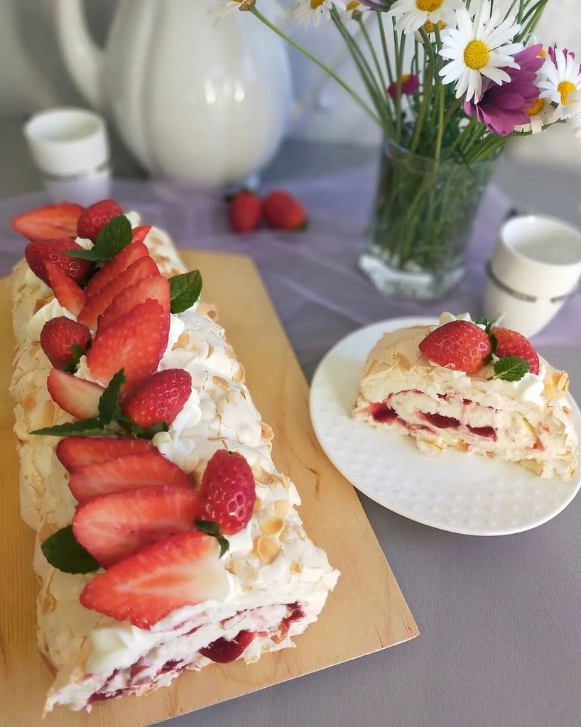 МЕРЕНГОВЫЙ РУЛЕТ. Восхитительный десерт! Невероятно нежный и вкусный! Для меренги: 4 яичных белка ...