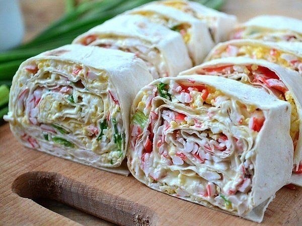 20 Начинок для рулета из лаваша. Сохраните! 1. Упаковка крабовых палочек, пара зубчиков чеснока, ...